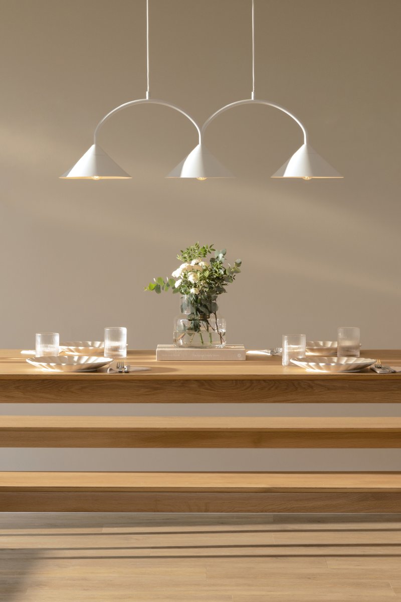 Curve 95cm Wit hanglamp Van Globen Lighting - De hanglamp is gemaakt van mat gelakt metaal met drie kappen en wordt geleverd met twee textielkabels van 200 cm en een bijpassende plafondkap.