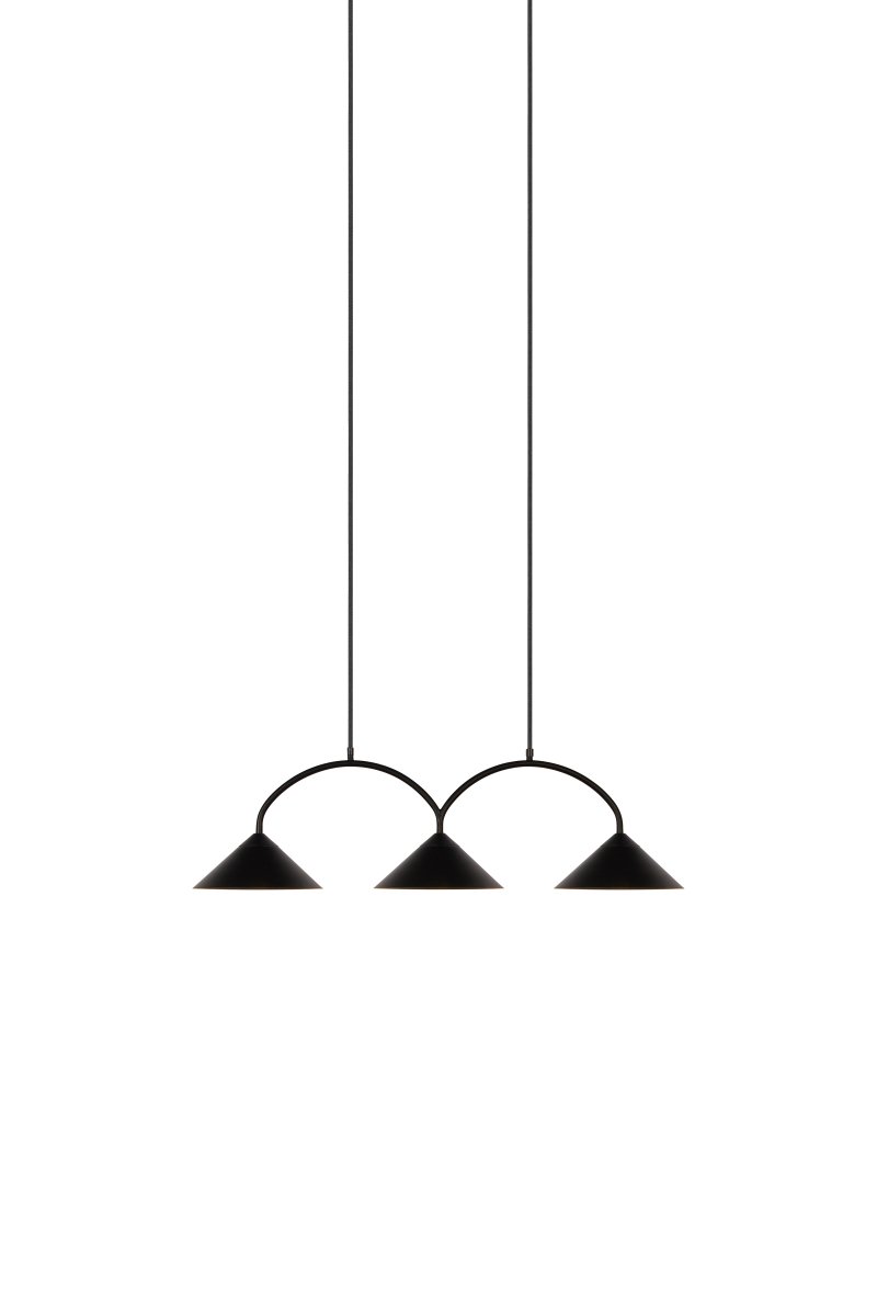 Curve 95cm Zwart hanglamp Van Globen Lighting - De hanglamp is gemaakt van mat gelakt metaal met drie kappen en wordt geleverd met twee textielkabels van 200 cm en een bijpassende plafondkap.