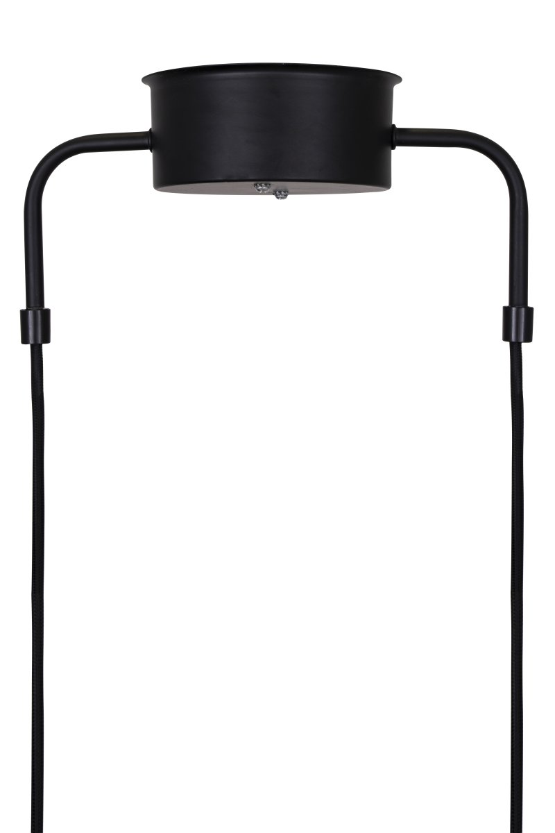 Curve 95cm Zwart hanglamp Van Globen Lighting - De hanglamp is gemaakt van mat gelakt metaal met drie kappen en wordt geleverd met twee textielkabels van 200 cm en een bijpassende plafondkap.