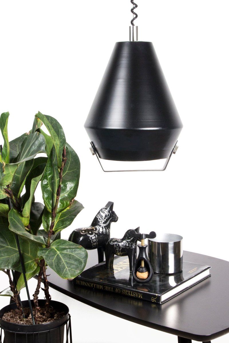 Lift Me Ø28 Zwart hanglamp Van Globen Lighting - Plafondlamp met een mooie en functionele retro uitstraling in de vorm van een liftophanging.