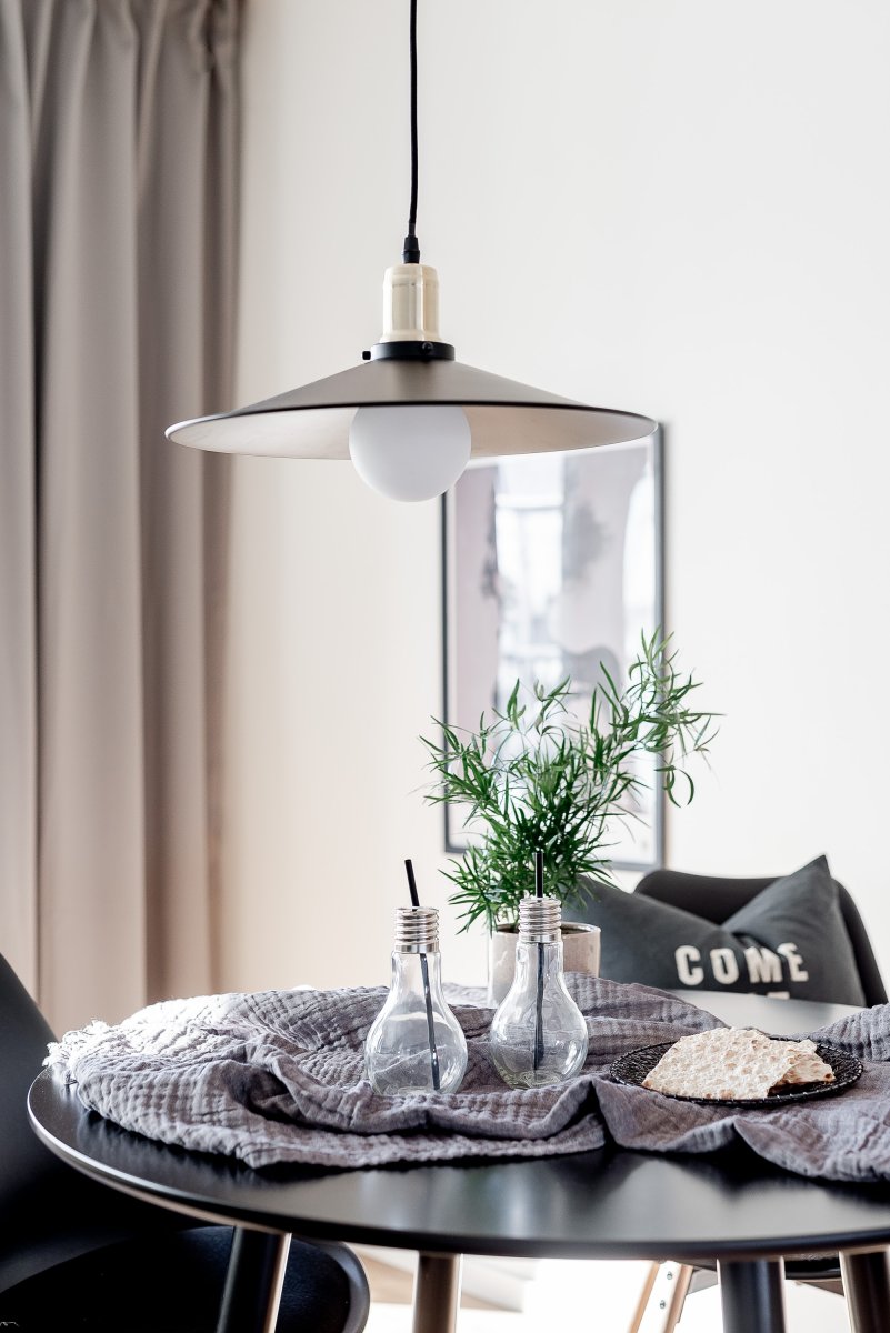 Disc Ø40 Zwart hanglamp Van Globen Lighting - De lamp is voorzien van een 120 cm lange textielkabel en een zwarte plafondkap van kunststof.