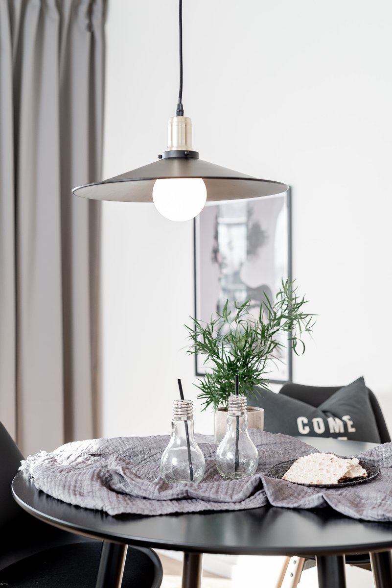 Disc Ø40 Zwart hanglamp Van Globen Lighting - De lamp is voorzien van een 120 cm lange textielkabel en een zwarte plafondkap van kunststof.