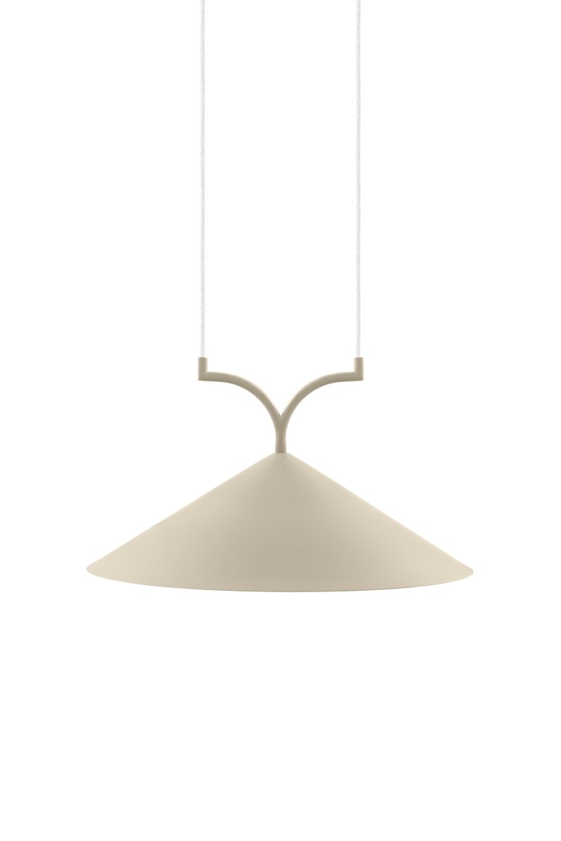 Curve Ø50 Beige hanglamp Van Globen Lighting - Curve combineert zachte armen met een driehoekige lampenkap in een grafisch design.