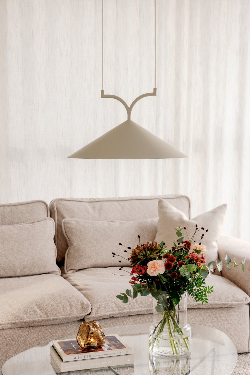 Curve Ø50 Beige hanglamp Van Globen Lighting - Curve combineert zachte armen met een driehoekige lampenkap in een grafisch design.