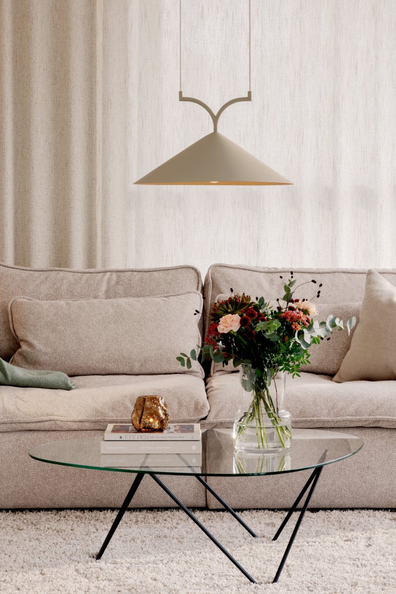 Curve Ø50 Beige hanglamp Van Globen Lighting - Curve combineert zachte armen met een driehoekige lampenkap in een grafisch design.