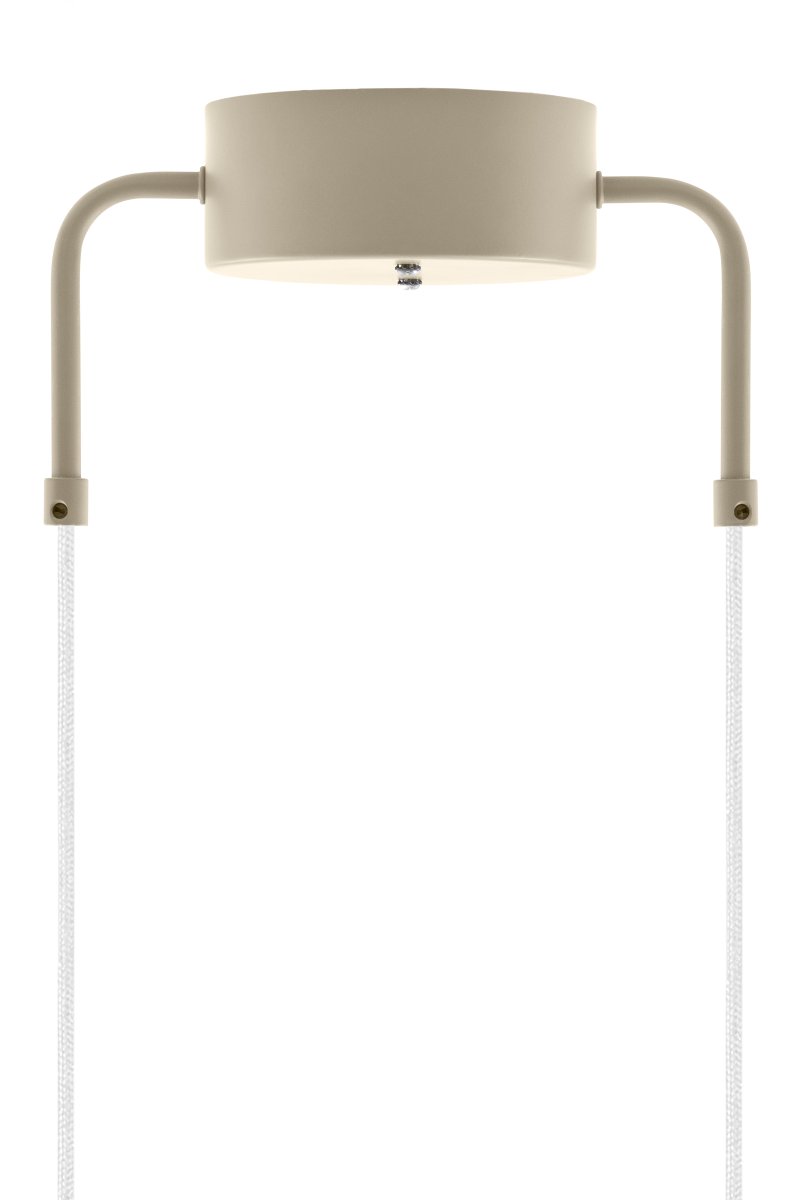 Curve Ø50 Beige hanglamp Van Globen Lighting - Curve combineert zachte armen met een driehoekige lampenkap in een grafisch design.