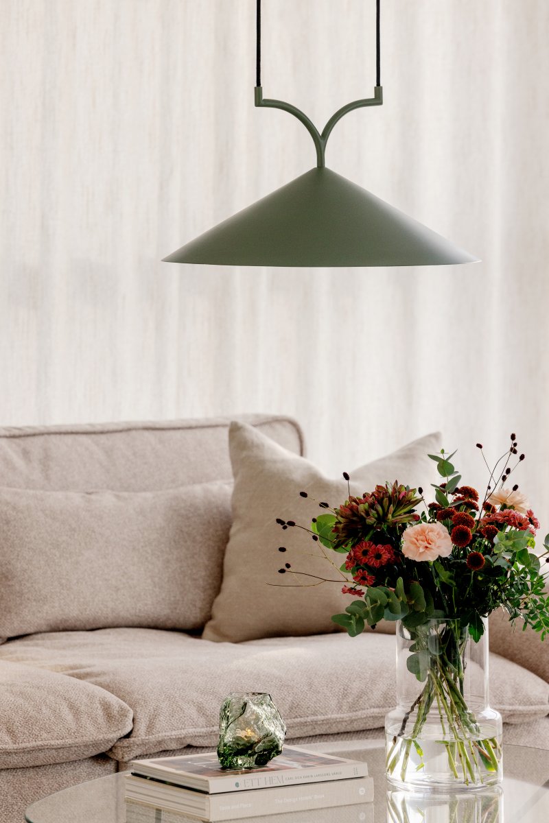 Curve Ø50 Mosgroen hanglamp Van Globen Lighting - Curve combineert zachte armen met een driehoekige lampenkap in een grafisch design.