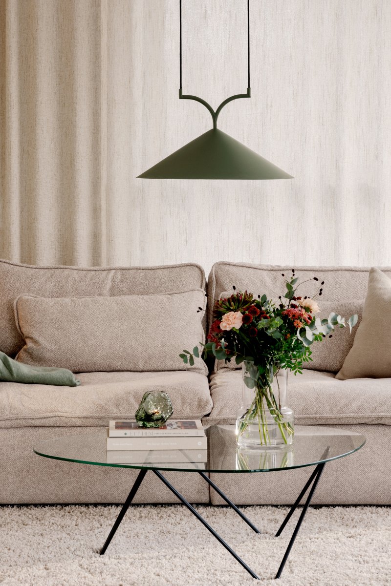 Curve Ø50 Mosgroen hanglamp Van Globen Lighting - Curve combineert zachte armen met een driehoekige lampenkap in een grafisch design.