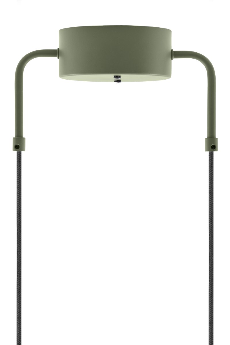 Curve Ø50 Mosgroen hanglamp Van Globen Lighting - Curve combineert zachte armen met een driehoekige lampenkap in een grafisch design.