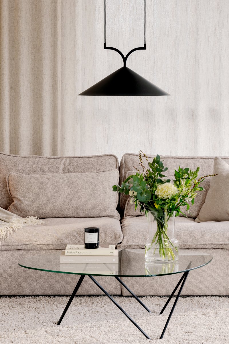 Curve Ø50 Zwart hanglamp Van Globen Lighting - Curve combineert zachte armen met een driehoekige lampenkap in een grafisch design.