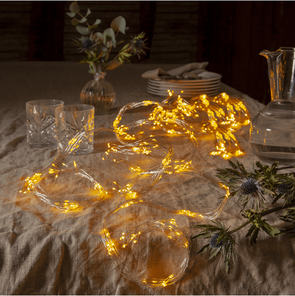 Lichtsnoer Dew Drop 3m Zilver Van Star Trading - Het snoer is zilverkleurig en de lampjes zijn warm wit.