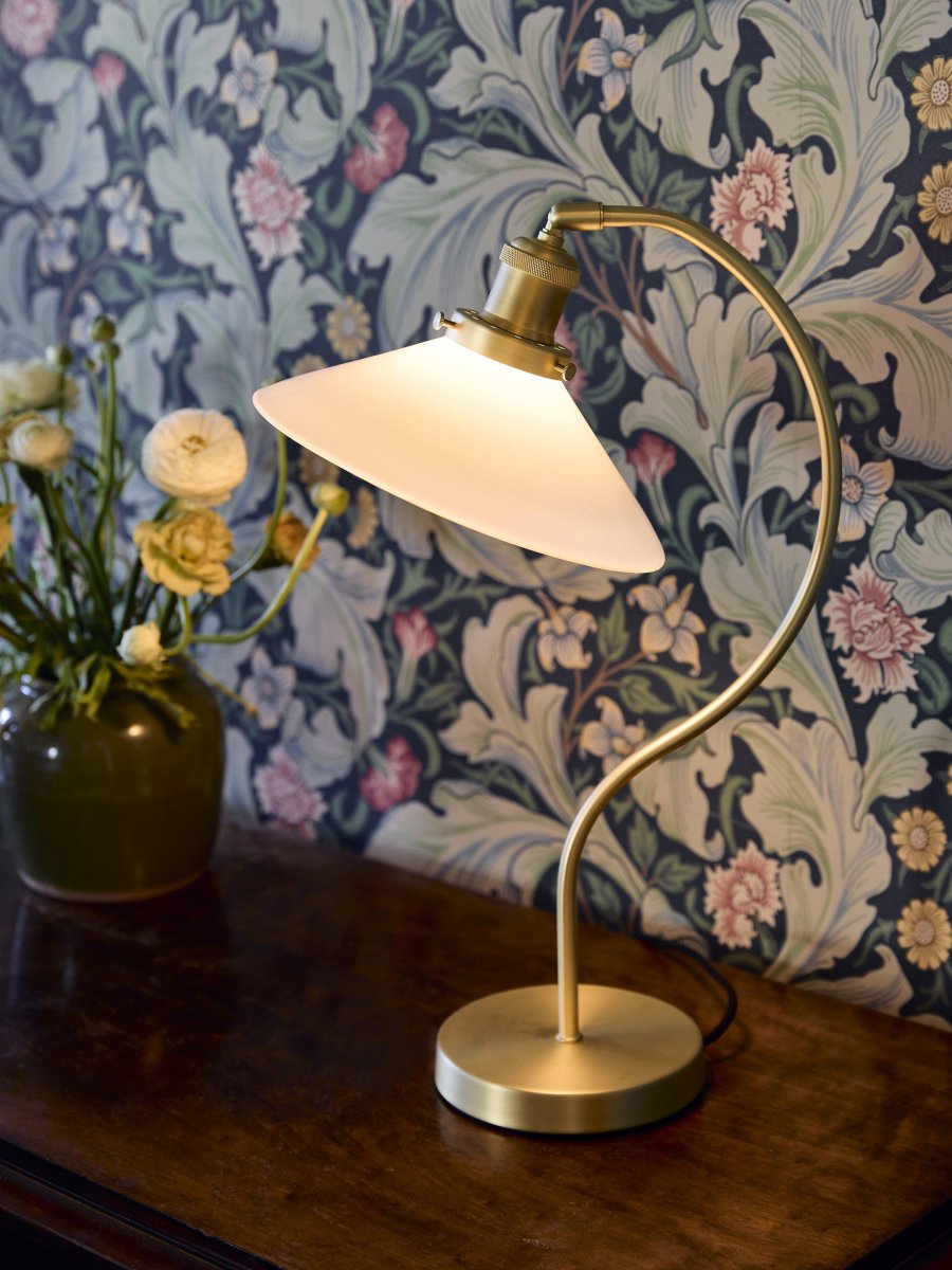Axel 50cm Messing bureaulamp Van PR Home - De glazen kap heeft een diameter van 25 cm en is 8 cm hoog.