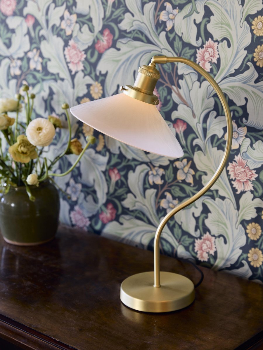 Axel 50cm Messing bureaulamp Van PR Home - De glazen kap heeft een diameter van 25 cm en is 8 cm hoog.