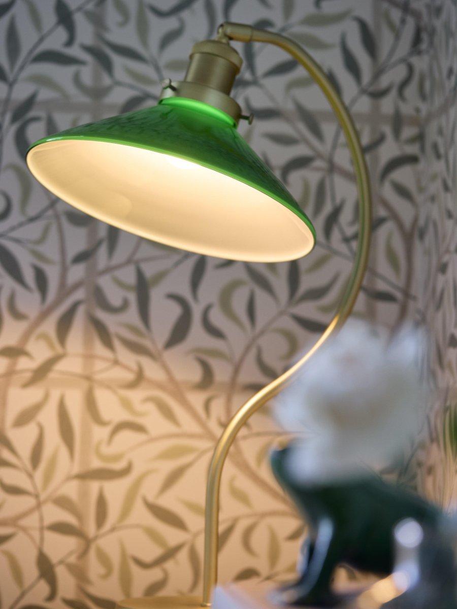 Axel 50cm Messing bureaulamp Van PR Home - De glazen kap heeft een diameter van 25 cm en is 8 cm hoog.