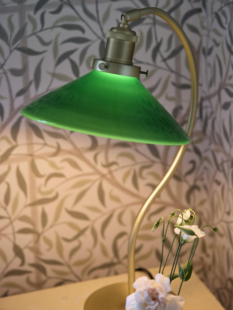 Axel 50cm Messing bureaulamp Van PR Home - De glazen kap heeft een diameter van 25 cm en is 8 cm hoog.