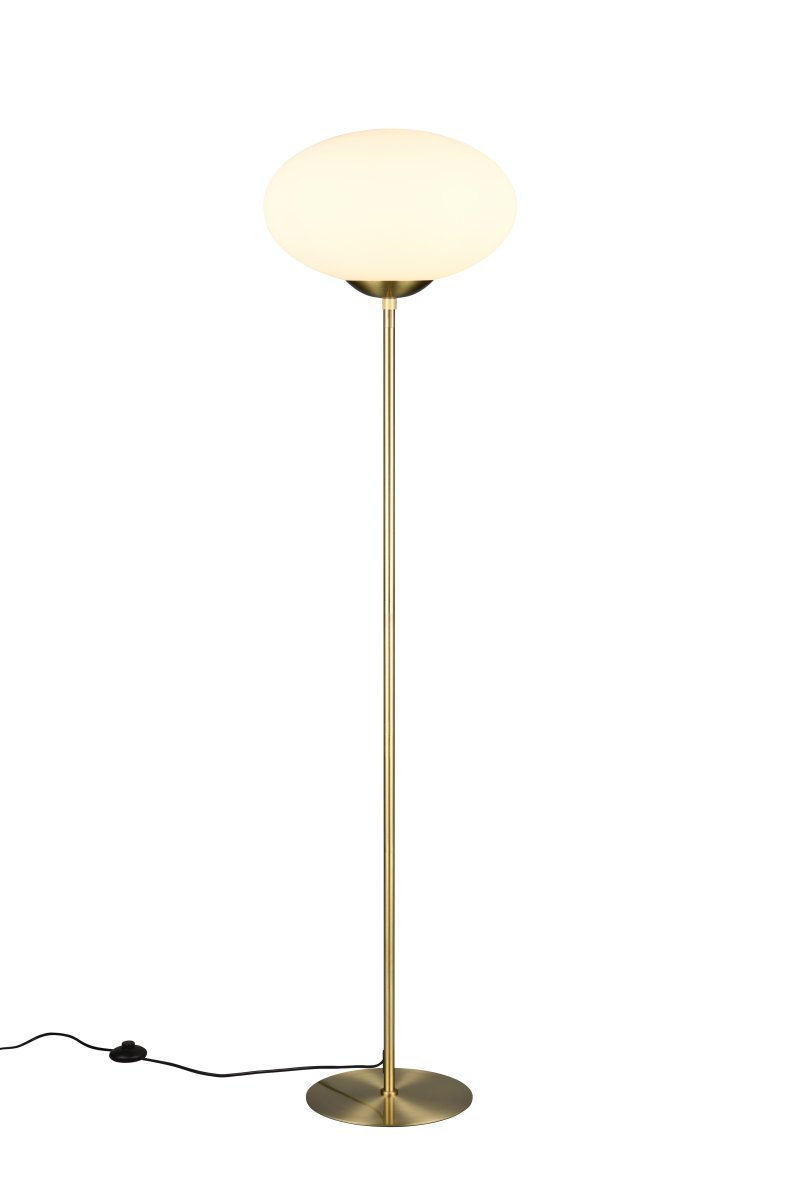 Fomento Mat messing vloerlamp Van Trio Lighting - De elegante, ellipsvormige kap van opaalglas geeft de lamp een bijzonder tintje en verspreidt het licht aangenaam in de omgeving.