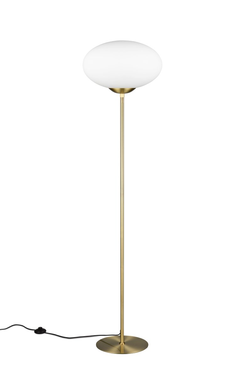Fomento Mat messing vloerlamp Van Trio Lighting - De elegante, ellipsvormige kap van opaalglas geeft de lamp een bijzonder tintje en verspreidt het licht aangenaam in de omgeving.