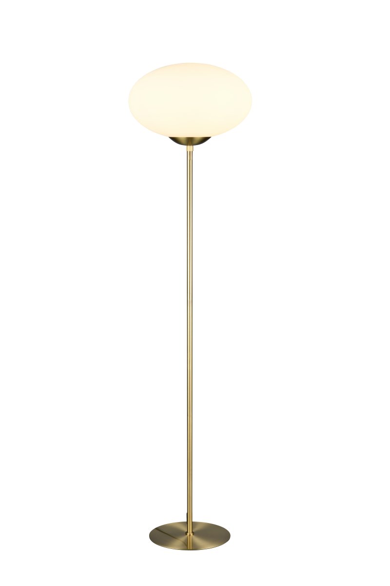 Fomento Mat messing vloerlamp Van Trio Lighting - De elegante, ellipsvormige kap van opaalglas geeft de lamp een bijzonder tintje en verspreidt het licht aangenaam in de omgeving.