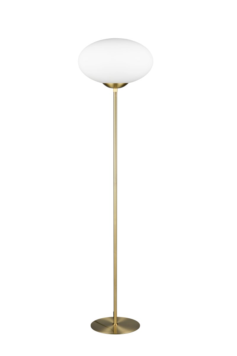 Fomento Mat messing vloerlamp Van Trio Lighting - De elegante, ellipsvormige kap van opaalglas geeft de lamp een bijzonder tintje en verspreidt het licht aangenaam in de omgeving.