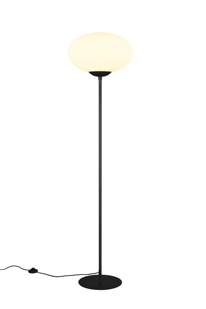 Fomento Zwart vloerlamp Van Trio Lighting - De elegante, ellipsvormige kap van opaalglas geeft de lamp een bijzonder tintje en verspreidt het licht aangenaam in de omgeving.