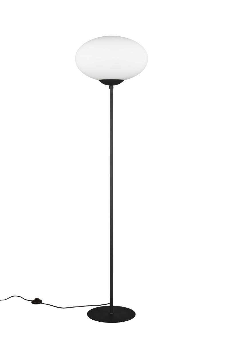 Fomento Zwart vloerlamp Van Trio Lighting - De elegante, ellipsvormige kap van opaalglas geeft de lamp een bijzonder tintje en verspreidt het licht aangenaam in de omgeving.