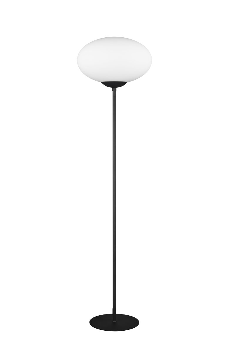 Fomento Zwart vloerlamp Van Trio Lighting - De elegante, ellipsvormige kap van opaalglas geeft de lamp een bijzonder tintje en verspreidt het licht aangenaam in de omgeving.