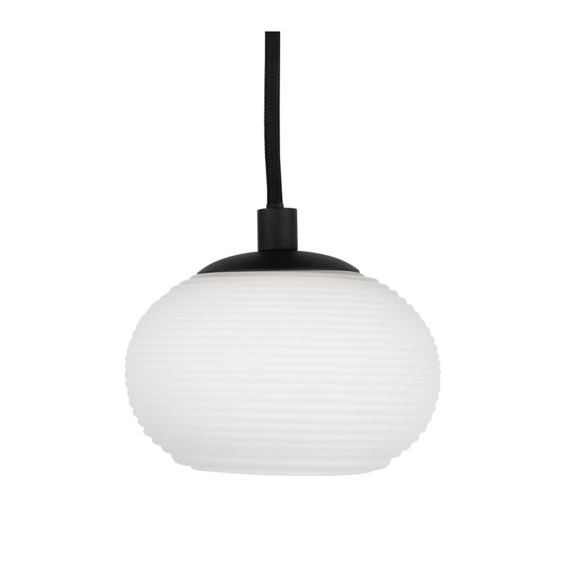 Nova Ø12 Opaal raamlamp Van Oriva - Het opaalglas van de lamp verspreidt een zacht licht en de zwarte details cre&euml;ren een prachtig contrast dat zorgt voor een verfijnde uitstraling.