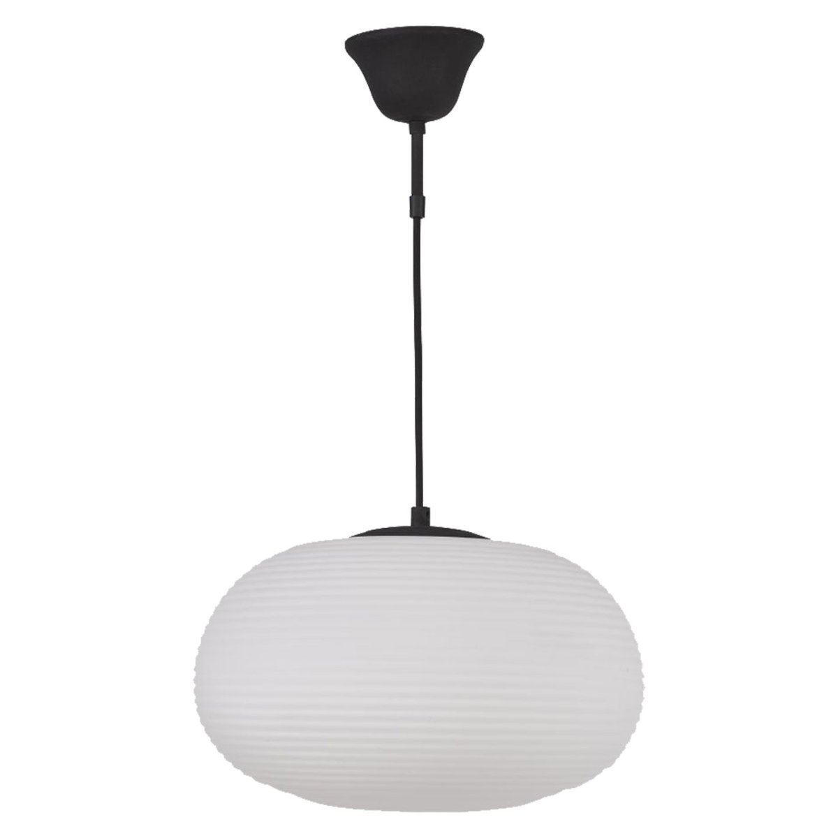  Nova Ø34 Zwart hanglamp Van Oriva - Het opaalglas van de lamp verspreidt een zacht licht en de zwarte details creëren een prachtig contrast dat zorgt voor een verfijnde uitstraling.