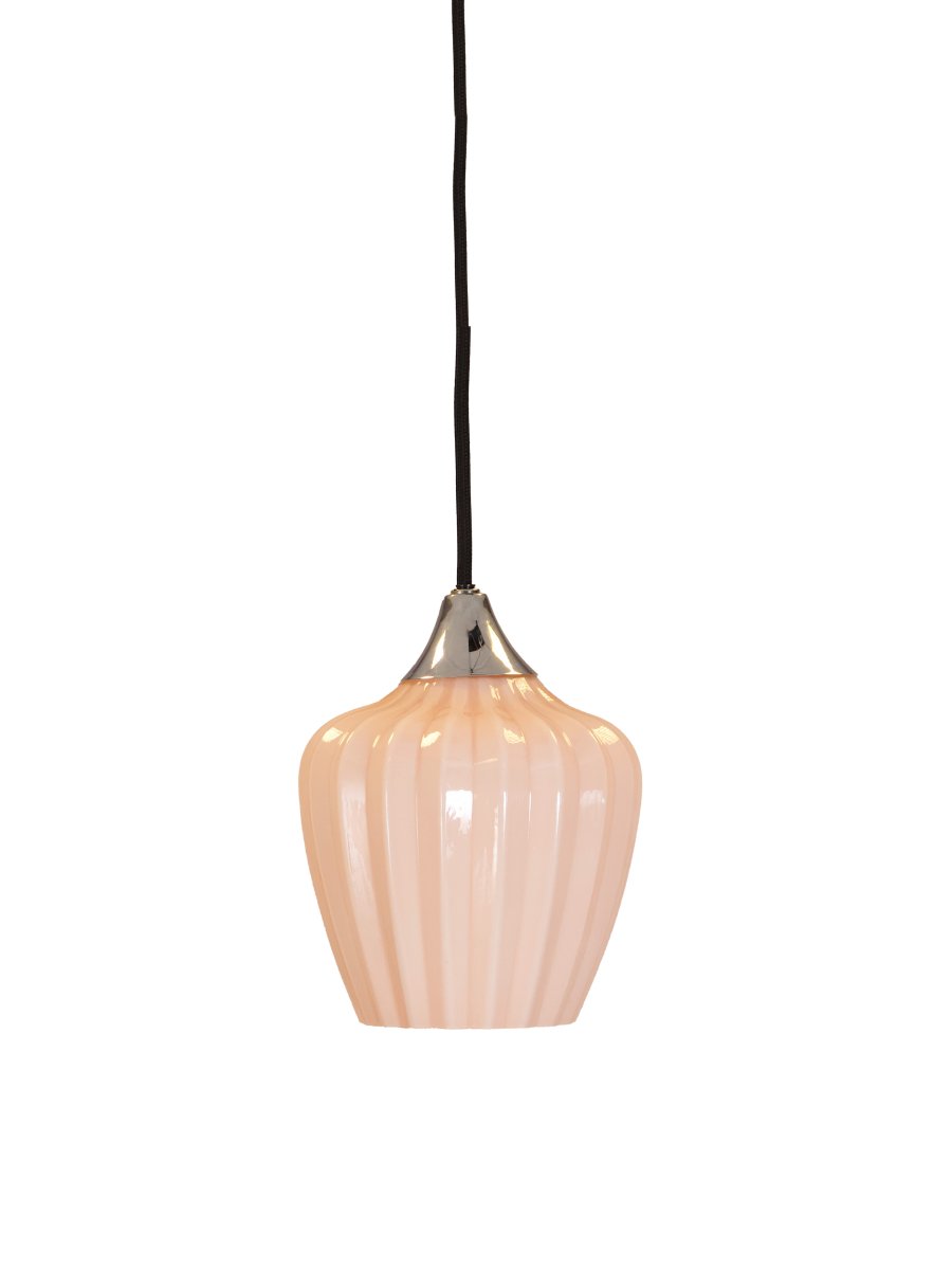 Amalfi Ø14 Abrikoos raamlamp Van PR Home - Het geribbelde glas in een warme abrikooskleur geeft de lamp een zachte en decoratieve uitstraling, terwijl het chroomkleurige detail een elegant contrast creëert.