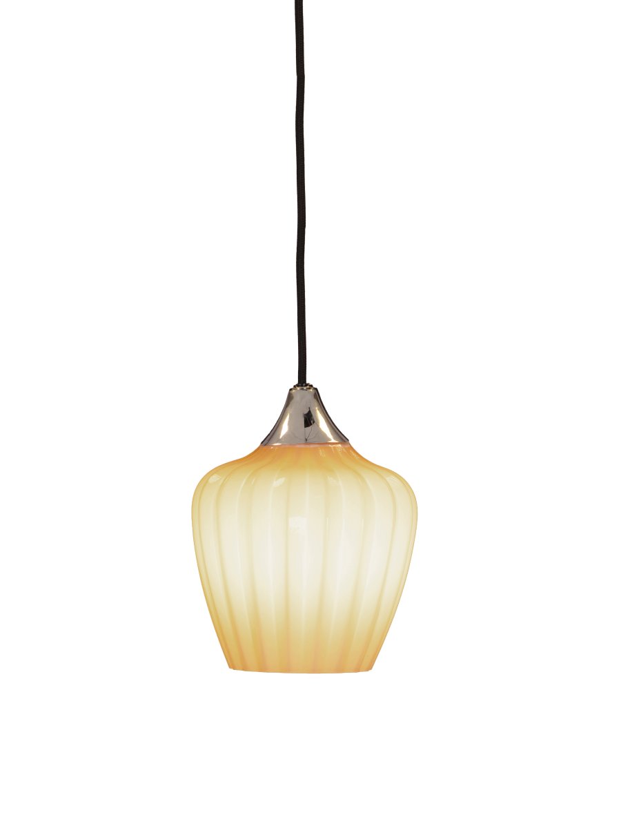 Amalfi Ø14 Abrikoos raamlamp Van PR Home - Het geribbelde glas in een warme abrikooskleur geeft de lamp een zachte en decoratieve uitstraling, terwijl het chroomkleurige detail een elegant contrast creëert.