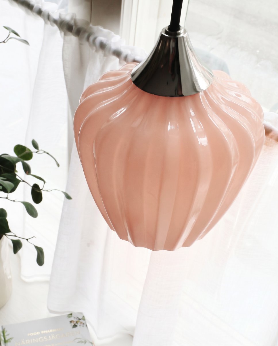 Amalfi Ø14 Abrikoos raamlamp Van PR Home - Het geribbelde glas in een warme abrikooskleur geeft de lamp een zachte en decoratieve uitstraling, terwijl het chroomkleurige detail een elegant contrast creëert.