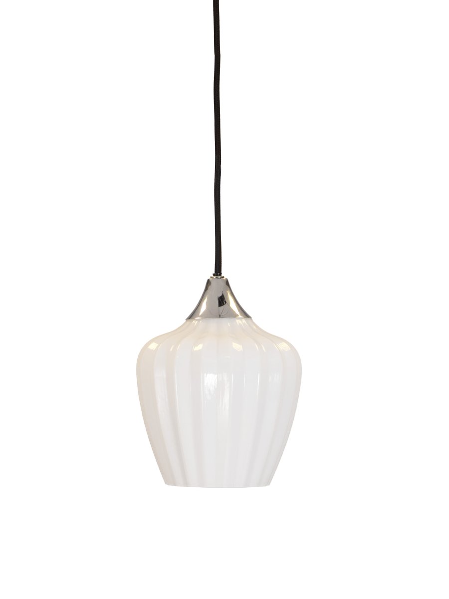 Amalfi Ø14 Wit raamlamp Van PR Home - De Amalfi raamhanglamp heeft een tijdloos en elegant ontwerp met een zachte vorm, geïnspireerd op het sneeuwklokje.