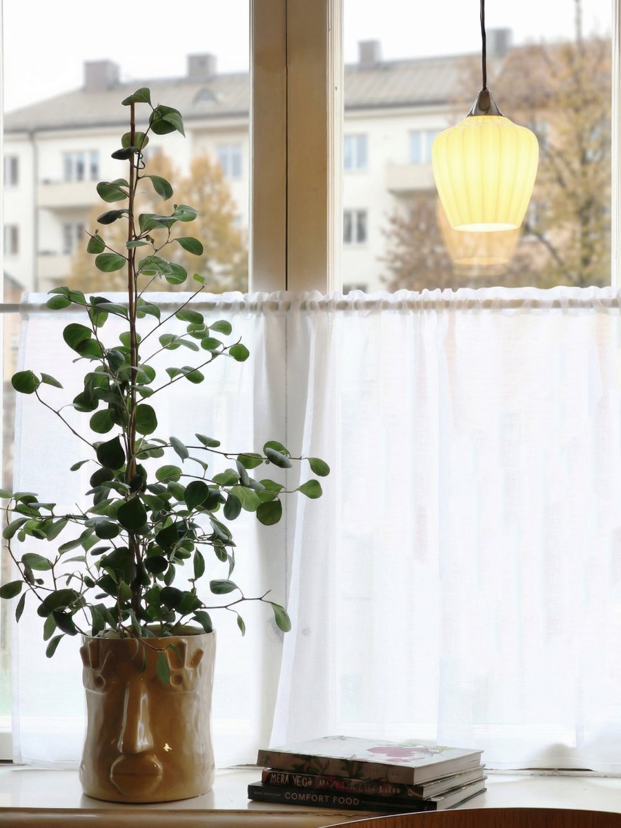 Amalfi Ø14 Wit raamlamp Van PR Home - De Amalfi raamhanglamp heeft een tijdloos en elegant ontwerp met een zachte vorm, geïnspireerd op het sneeuwklokje.