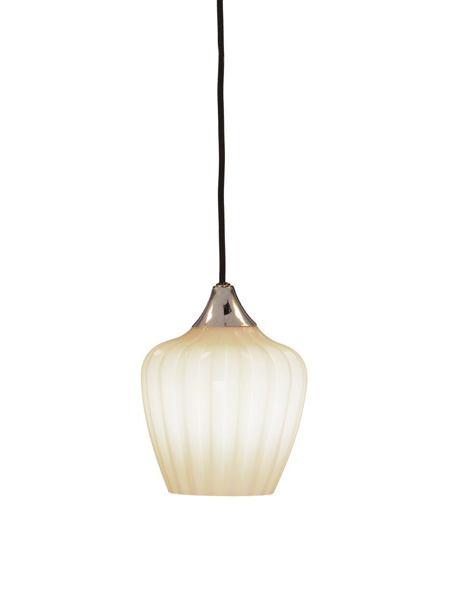Amalfi Ø14 Wit raamlamp Van PR Home - De Amalfi raamhanglamp heeft een tijdloos en elegant ontwerp met een zachte vorm, geïnspireerd op het sneeuwklokje.