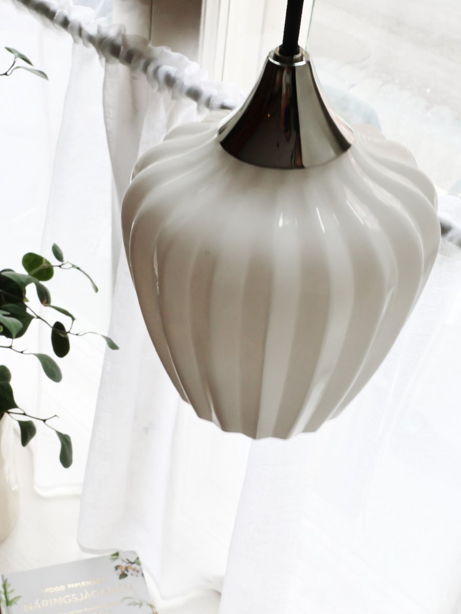 Amalfi Ø14 Wit raamlamp Van PR Home - De Amalfi raamhanglamp heeft een tijdloos en elegant ontwerp met een zachte vorm, geïnspireerd op het sneeuwklokje.