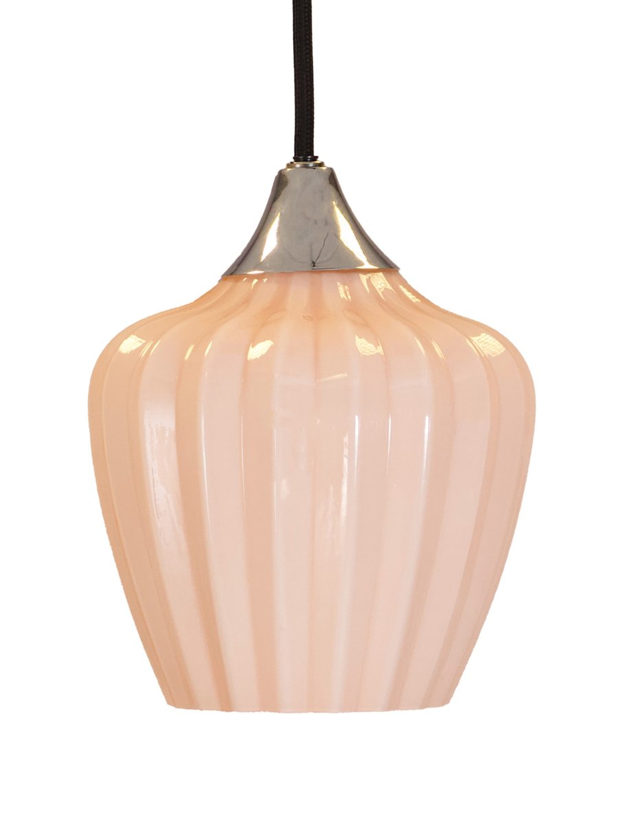 Amalfi Ø25 Abrikoos hanglamp Van PR Home - Het geribbelde glas in een warme abrikooskleur geeft de lamp een zachte en decoratieve uitstraling, terwijl het chroomkleurige detail een stijlvol contrast creëert.
