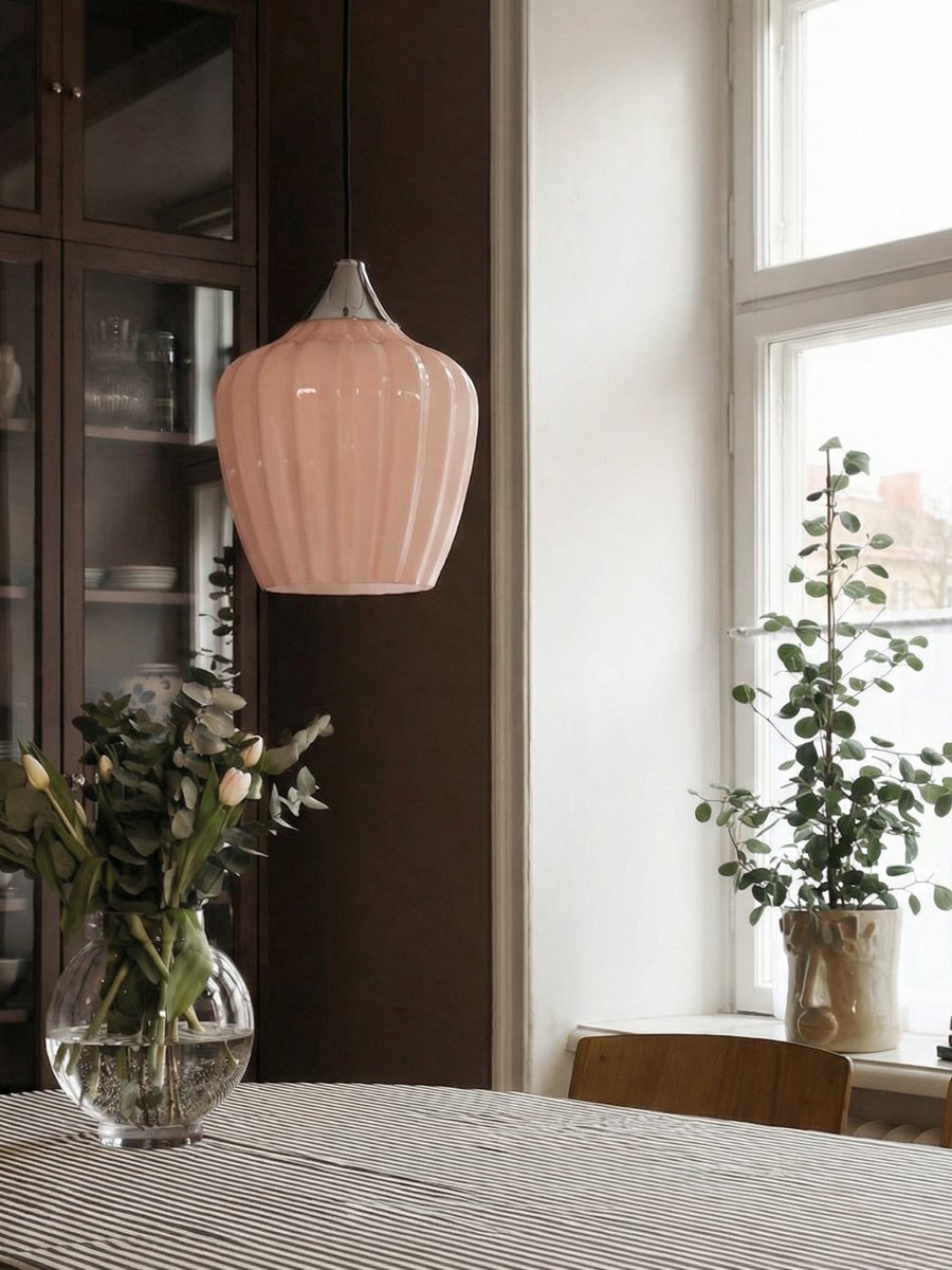 Amalfi Ø25 Abrikoos hanglamp Van PR Home - Het geribbelde glas in een warme abrikooskleur geeft de lamp een zachte en decoratieve uitstraling, terwijl het chroomkleurige detail een stijlvol contrast creëert.