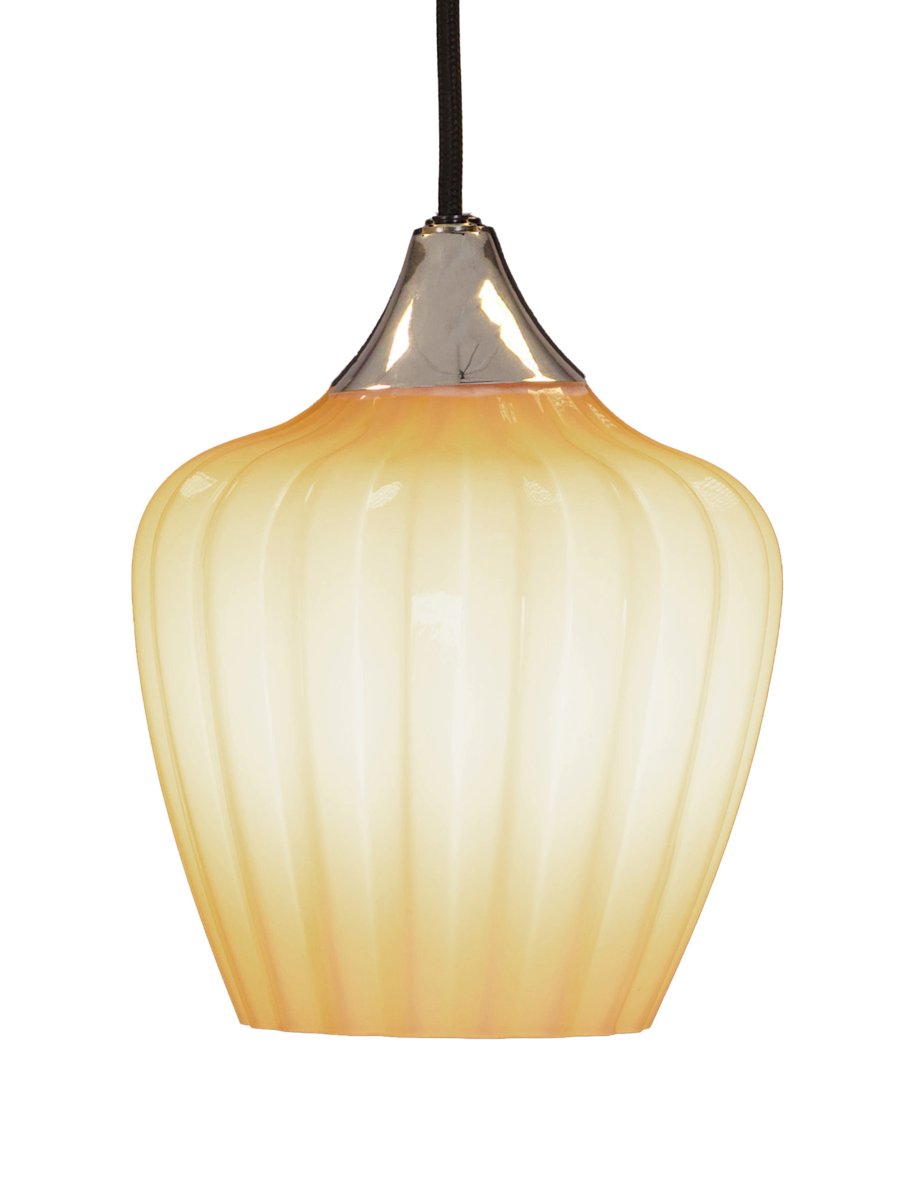 Amalfi Ø25 Abrikoos hanglamp Van PR Home - Het geribbelde glas in een warme abrikooskleur geeft de lamp een zachte en decoratieve uitstraling, terwijl het chroomkleurige detail een stijlvol contrast creëert.