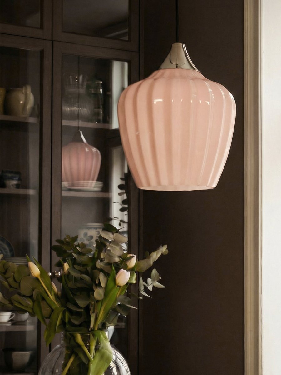 Amalfi Ø25 Abrikoos hanglamp Van PR Home - Het geribbelde glas in een warme abrikooskleur geeft de lamp een zachte en decoratieve uitstraling, terwijl het chroomkleurige detail een stijlvol contrast creëert.