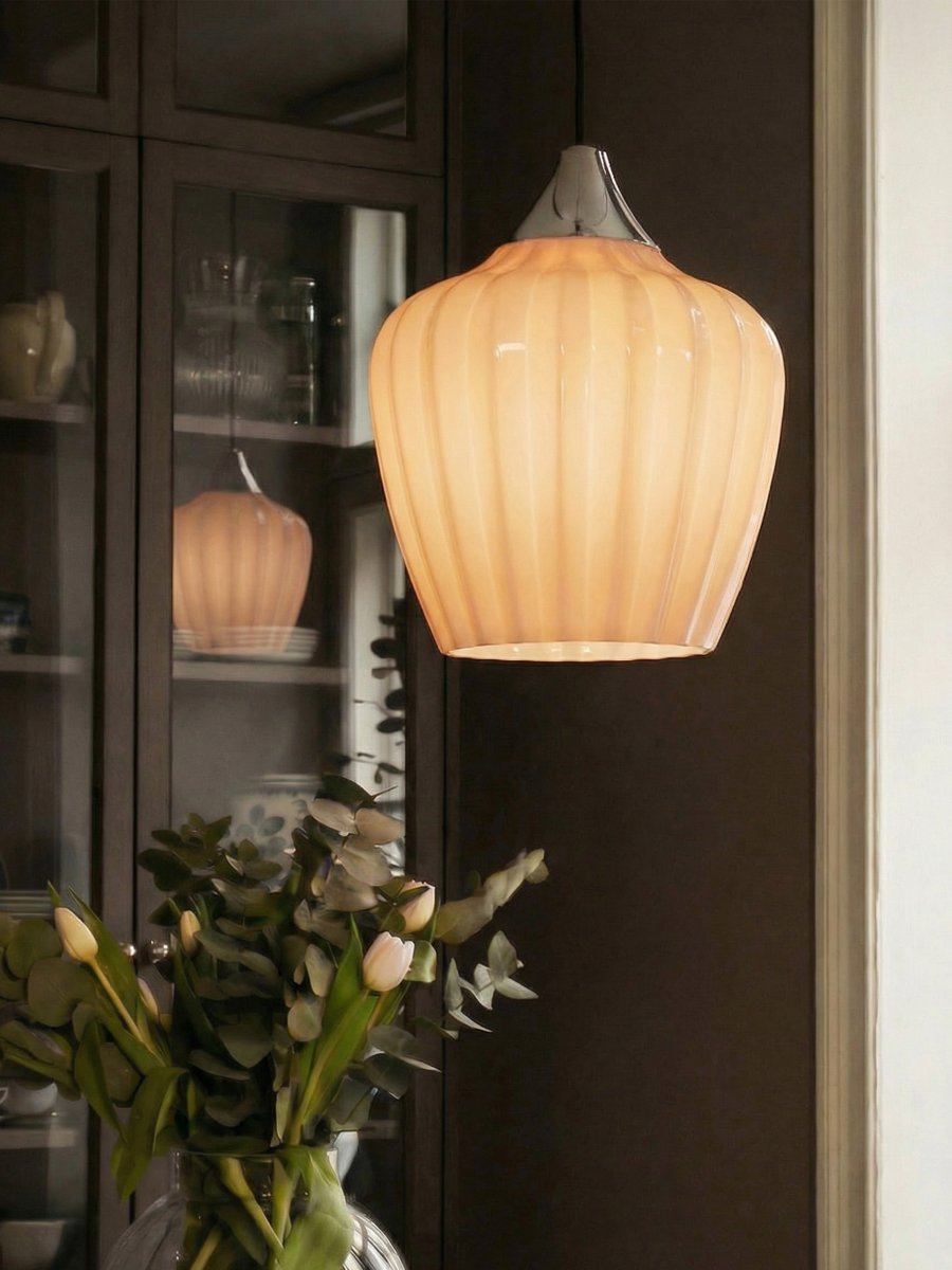 Amalfi Ø25 Abrikoos hanglamp Van PR Home - Het geribbelde glas in een warme abrikooskleur geeft de lamp een zachte en decoratieve uitstraling, terwijl het chroomkleurige detail een stijlvol contrast creëert.
