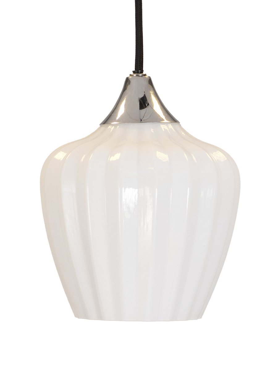 Amalfi Ø25 Wit hanglamp Van PR Home - De Amalfi hanglamp heeft een tijdloos en elegant ontwerp met een zacht silhouet, geïnspireerd op het sneeuwklokje.