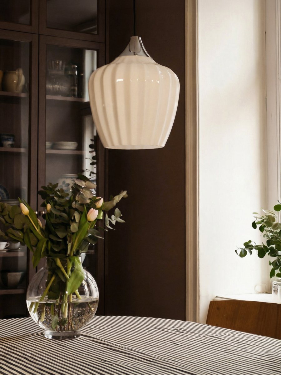 Amalfi Ø25 Wit hanglamp Van PR Home - De Amalfi hanglamp heeft een tijdloos en elegant ontwerp met een zacht silhouet, geïnspireerd op het sneeuwklokje.