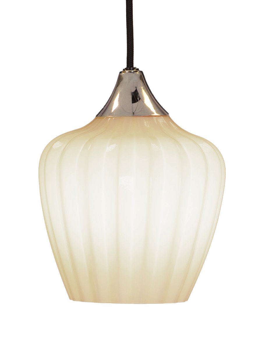 Amalfi Ø25 Wit hanglamp Van PR Home - De Amalfi hanglamp heeft een tijdloos en elegant ontwerp met een zacht silhouet, geïnspireerd op het sneeuwklokje.