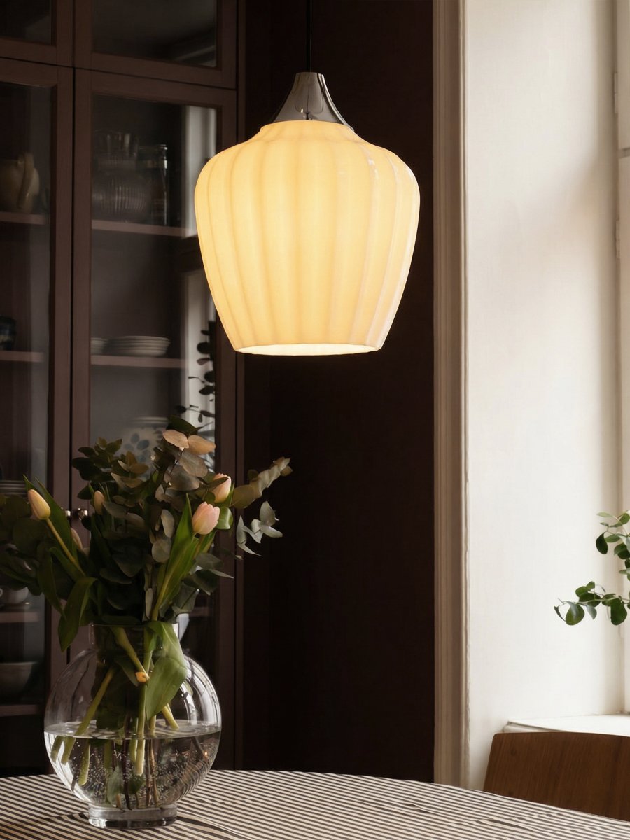 Amalfi Ø25 Wit hanglamp Van PR Home - De Amalfi hanglamp heeft een tijdloos en elegant ontwerp met een zacht silhouet, geïnspireerd op het sneeuwklokje.