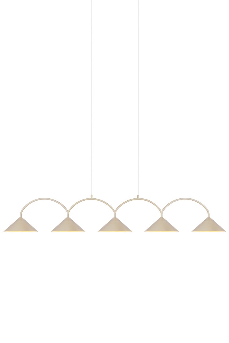 Curve 165cm Beige hanglamp Van Globen Lighting - De hanglamp is gemaakt van mat gelakt metaal met vijf kappen en wordt geleverd met twee textielkabels van 200 cm en een bijpassende plafondkap.