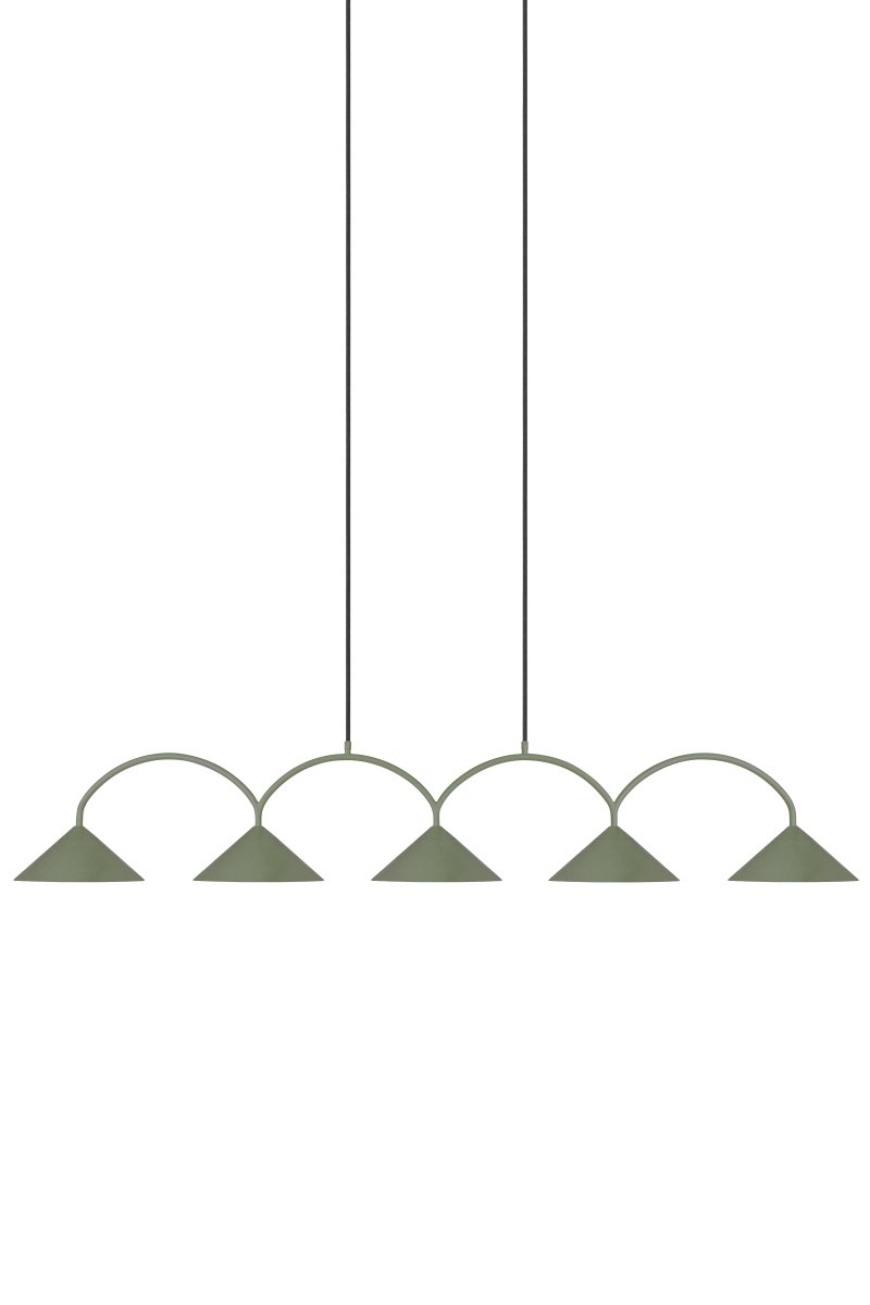 Curve 165cm Mosgroen hanglamp Van Globen Lighting - De hanglamp is gemaakt van mat gelakt metaal met vijf kappen en wordt geleverd met twee textielkabels van 200 cm en een bijpassende plafondkap.