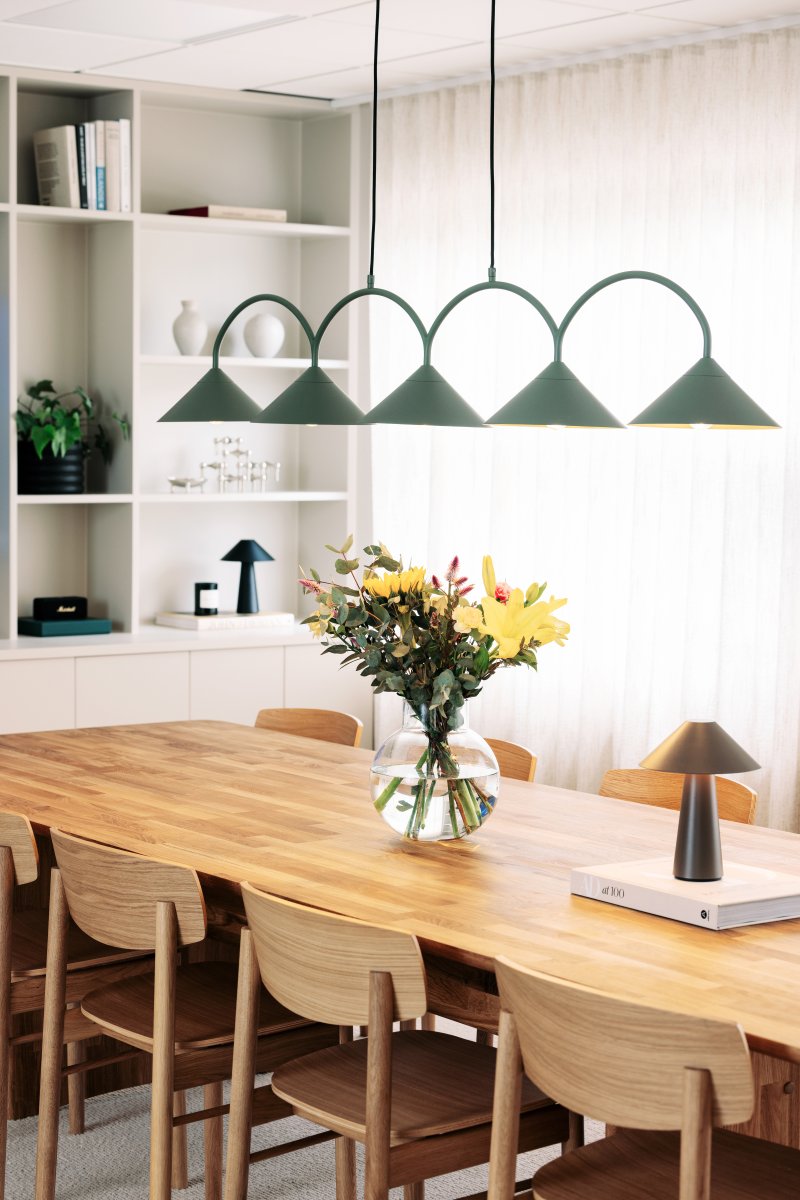 Curve 165cm Mosgroen hanglamp Van Globen Lighting - De hanglamp is gemaakt van mat gelakt metaal met vijf kappen en wordt geleverd met twee textielkabels van 200 cm en een bijpassende plafondkap.