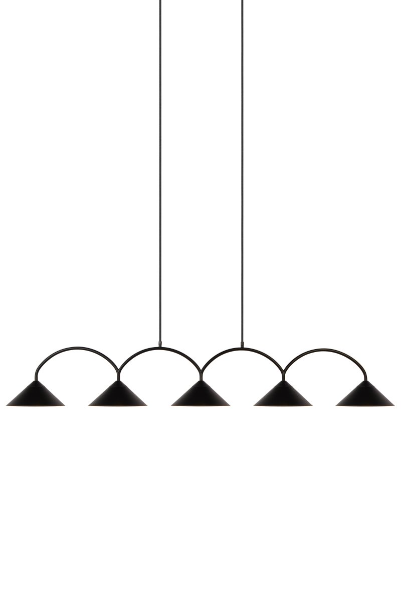 Curve 165cm Zwart hanglamp Van Globen Lighting - De hanglamp is gemaakt van mat gelakt metaal met vijf kappen en wordt geleverd met twee textielkabels van 200 cm en een bijpassende plafondkap.