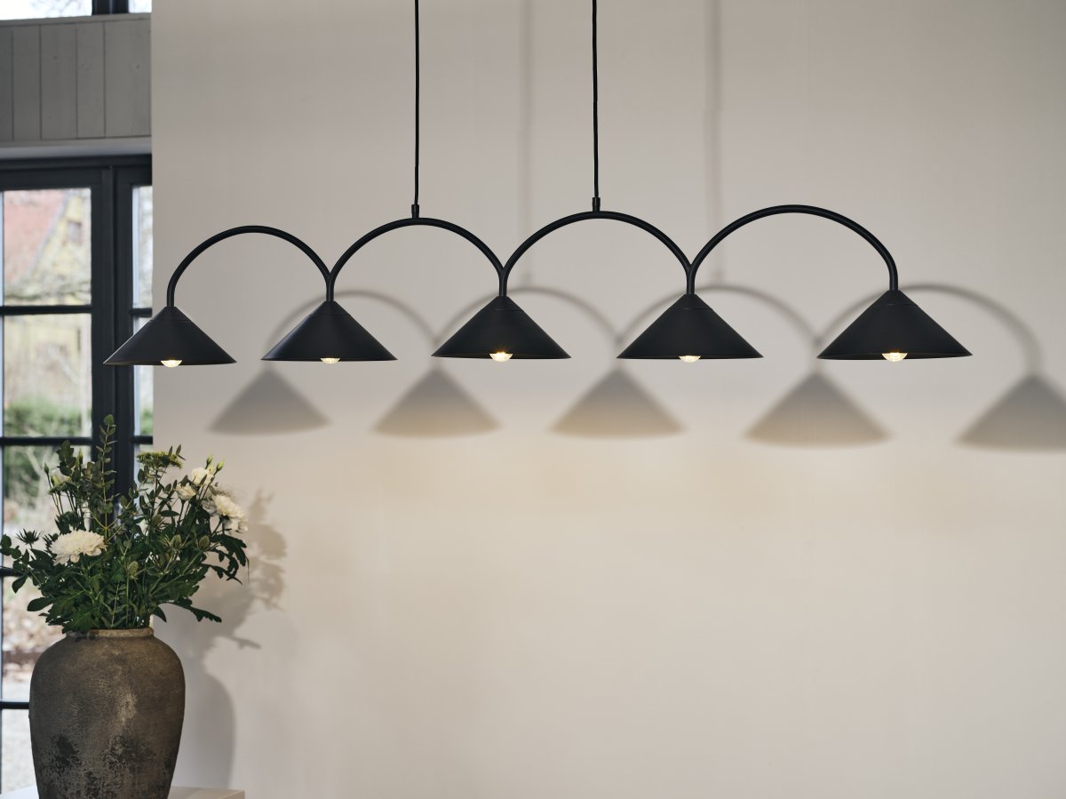 Curve 165cm Zwart hanglamp Van Globen Lighting - De hanglamp is gemaakt van mat gelakt metaal met vijf kappen en wordt geleverd met twee textielkabels van 200 cm en een bijpassende plafondkap.