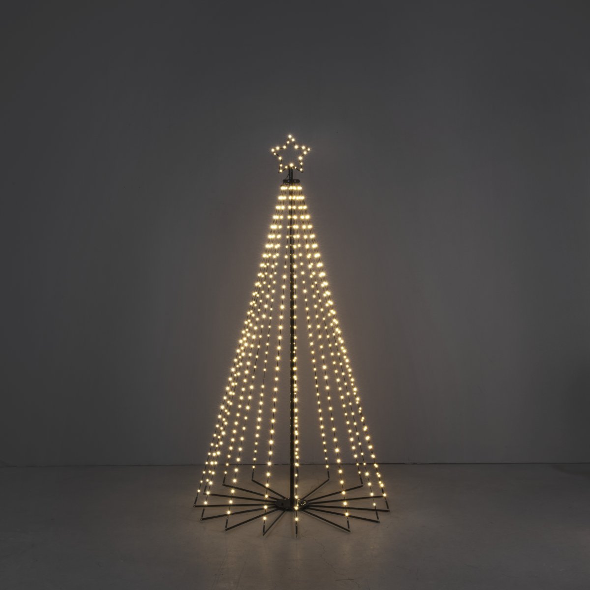Kerstboom Van Metaal 1,8m Zwart Van Konstsmide - Het elegante ontwerp en de fonkelende ster op de bovenkant maken het een fantastische decoratie voor de tuin of veranda tijdens de kerstperiode.